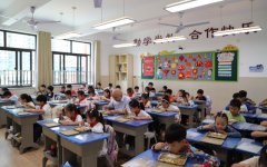 晨六点的食堂后厨同样灯火通明